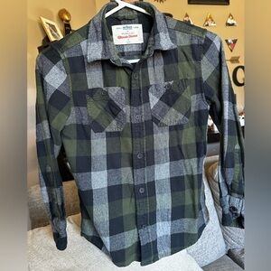 Boys Urban pipeline soft long sleeve flannel. Size small (8) Green/black/Gray